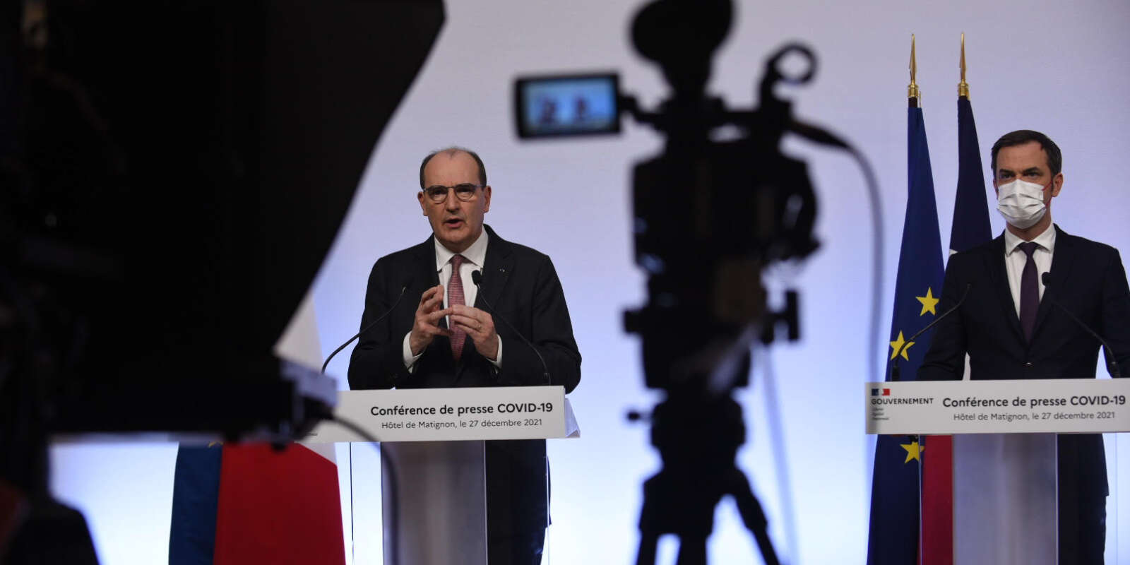 Le premier ministre, Jean Castex, et le ministre de la santé, Olivier Véran, s’expriment lors d’une conférence de presse visant à lutter contre le variant Omicron, lundi 27 décembre, à Paris.