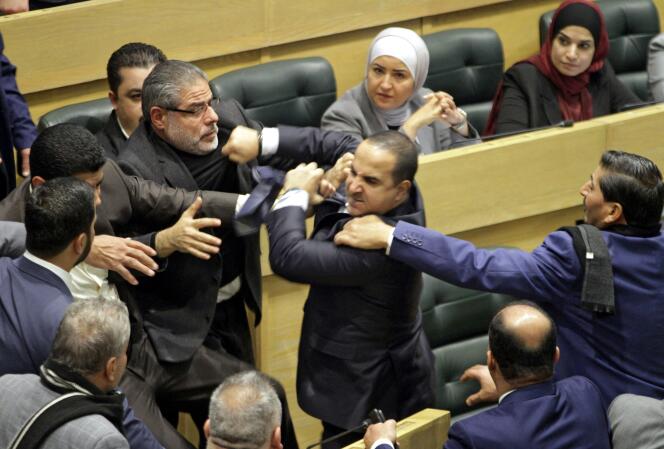Des députés jordaniens se battent au sein du Parlement, le 28 décembre 2021.