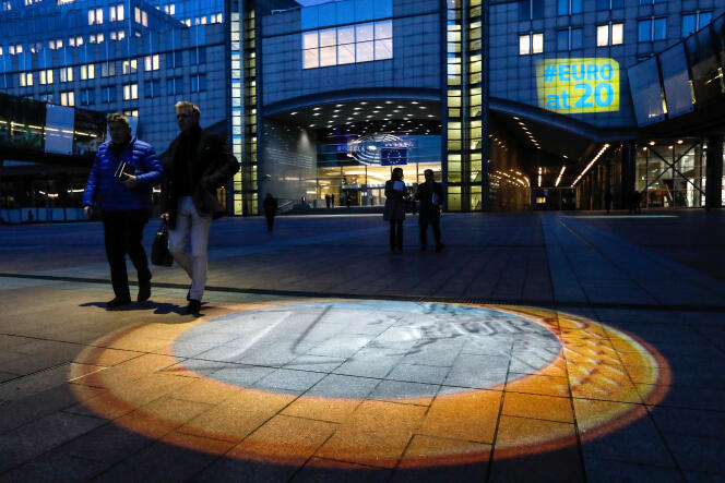 Le jour du 20e anniversaire du lancement de la monnaie unique, à l’extérieur du Parlement de l’Union européenne, à Bruxelles, le 9 janvier 2019.