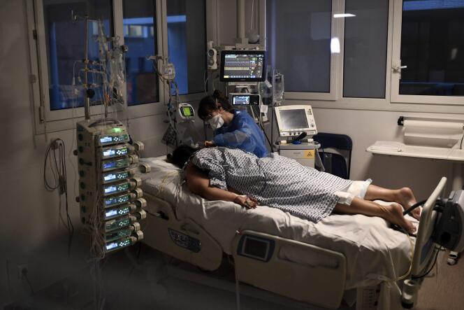 Une infirmière s’occupe d’un patient atteint du Covid-19 en unité de soins critiques à l’hôpital de Créteil (Val-de-Marne), le 28 décembre 2021.