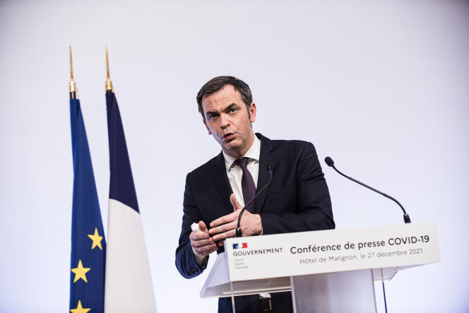 Olivier Véran, the Minister of Health, at a press conference on measures to combat Covid-19, in Paris, on December 27, 2021.
