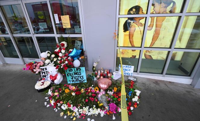 Mémorial improvisé pour l’adolescente tuée par une balle perdue de la police dans un magasin de North Hollywood, en Californie, le 27 décembre 2021.