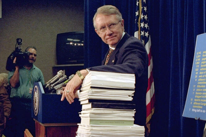 Le sénateur démocrate du Nevada, Harry Reid, lors d’une conférence de presse au Capitole, à Washington, aux Etats-Unis, le 3 décembre 1996.