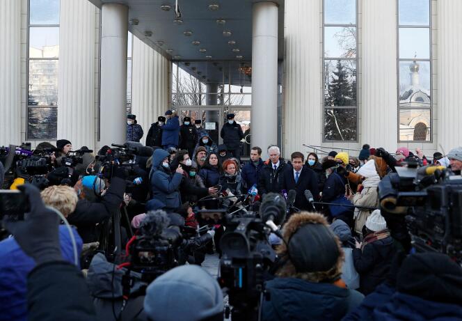 L’avocat Ilya Novikov tient une conférence de presse à la sortie du tribunal de Moscou, mercredi 29 décembre 2021.