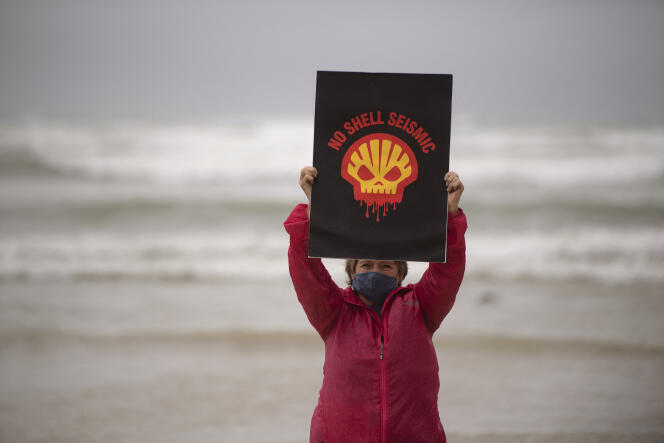 Manifestation contre le projet de la compagnie pétrolière Shell de mener des études sismiques sous-marines le long de la côte sud-est de l’Afrique du Sud, à Muizenberg Beach, au Cap, le 5 décembre 2021.