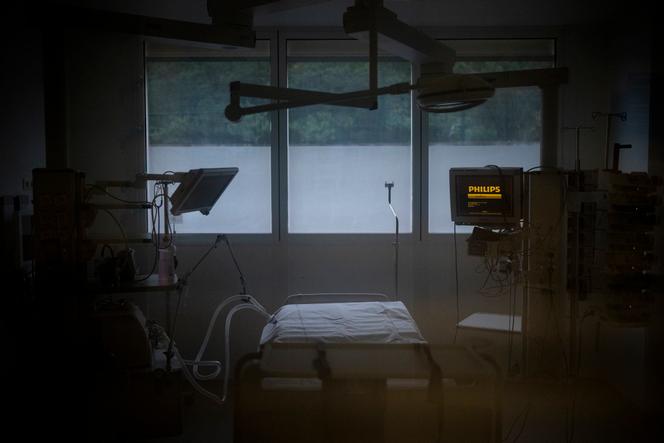 Dans l’unité de soins intensifs Covid-19 de l’hôpital de la Timone à Marseille, le 23 décembre 2021.