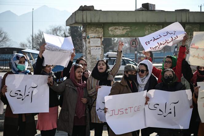 Manifestation de femmes afghanes contre les « recommandations » très restrictives des talibans à leur égard, à Kaboul, le 28 décembre 2021.
