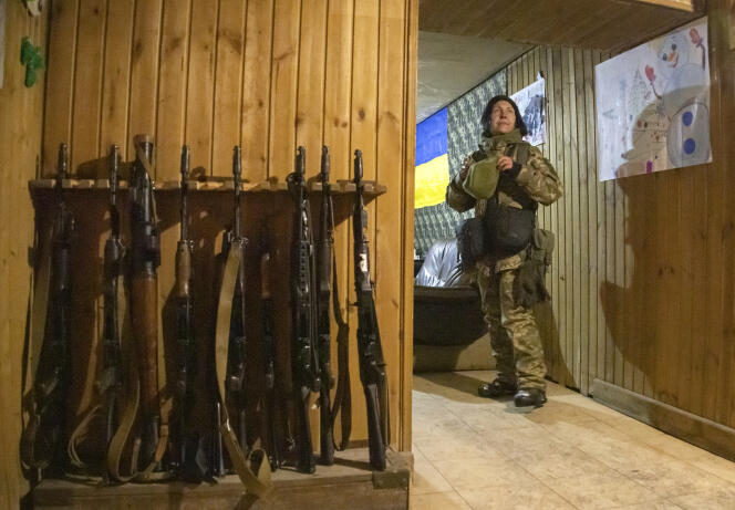 Une femme soldat ukrainienne se repose, près d’une position de combat sur la ligne de séparation avec les rebelles pro-russes, dans la région de Donetsk (Ukraine), le 30 décembre 2021.