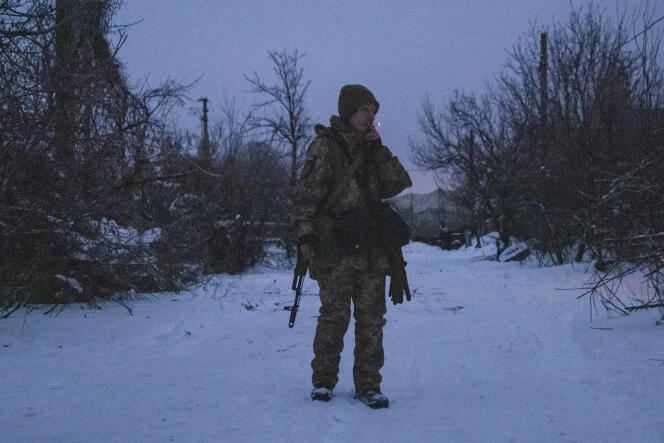 Un soldat ukrainien sur la ligne de séparation avec les rebelles pro-russes, dans la région de Donetsk (Ukraine), le  30 décembre 2021