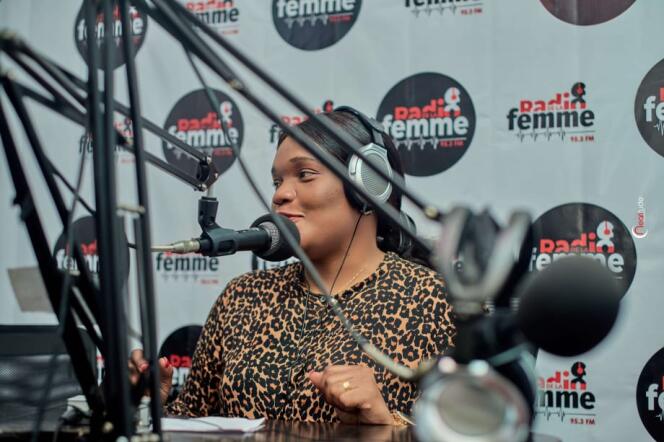 Elfie-Esther Nkishi Ilunga au micro de la Radio de la femme (RFM), dont elle est la directrice, en décembre 2021.
