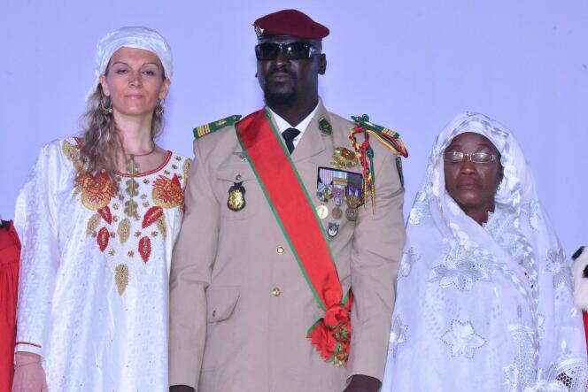 The head of the Guinean junta, Colonel Mamady Doumbouya, poses with his wife (left) and his mother on October 1, 2021 in Conakry.