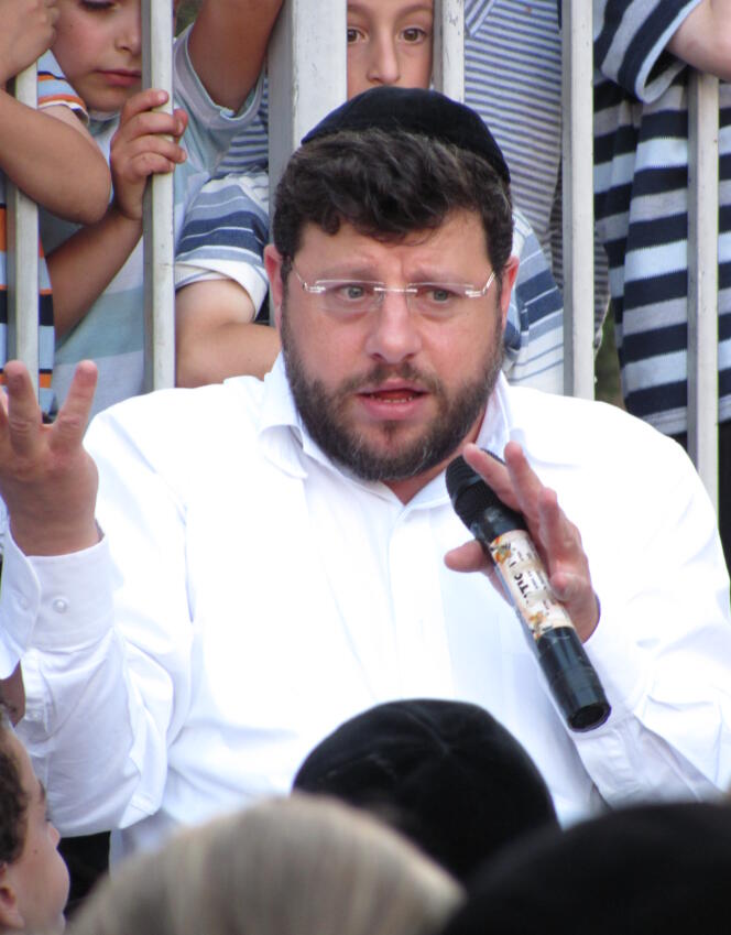 Chaim Walder, bestselling Israeli author of haredi children's books, at an outdoor event in Jerusalem in July 2011.