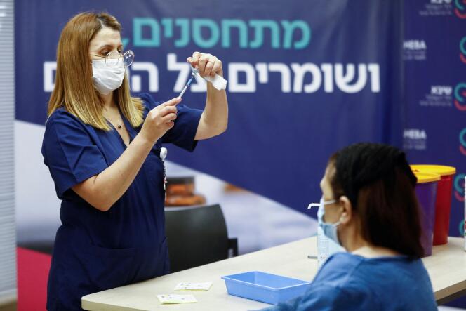 Une infirmière prépare une dose de vaccin à l’hôpital Sheba, à Ramat Gan, dans la banlieue de Tel-Aviv, le 31 décembre 2021.