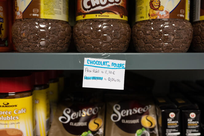 In the Agoraé grocery store, students can find basic necessities at reduced prices. In Angers, December 14, 2021.