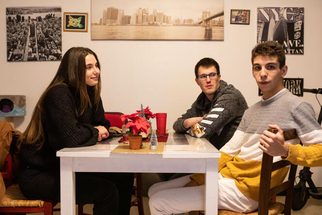 Damien, 28 ans (centre), et Baptiste, 20 ans (droite) ont accueilli Sibila, étudiante espagnole de 22 ans, chez eux pendant un mois dans le cadre d un dispositif de logement solidaire destine aux étudiants précaires, à Angers, le 14 décembre 2021.