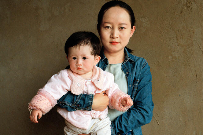 Dans le Yunnan, en 2019. Une mère avec sa fille, lors d’une des rares visites à son enfant, laissée à la garde des grands-parents.