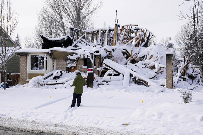 La neige recouvre les restes brûlés d’une maison après l’incendie Marshall, à Louisville, dans le Colorado, aux Etats-Unis, le 1er janvier 2022.
