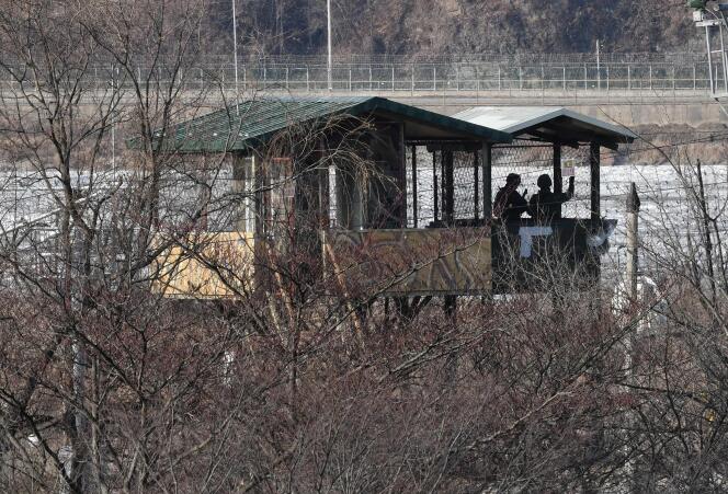 Południowokoreańscy żołnierze stoją na straży, widziani z Parku Pokoju Imjinak, w pobliżu Strefy Zdemilitaryzowanej (DMZ), która dzieli obie Kore, w Paju, 1 stycznia 2022 r.