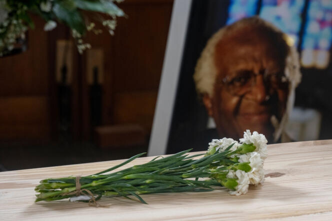 Sur le cercueil en pin clair de Desmond Tutu,  des œillets blancs, dans la cathédrale Saint-Georges, au Cap, en Afrique du Sud, le 1er janvier 2022.