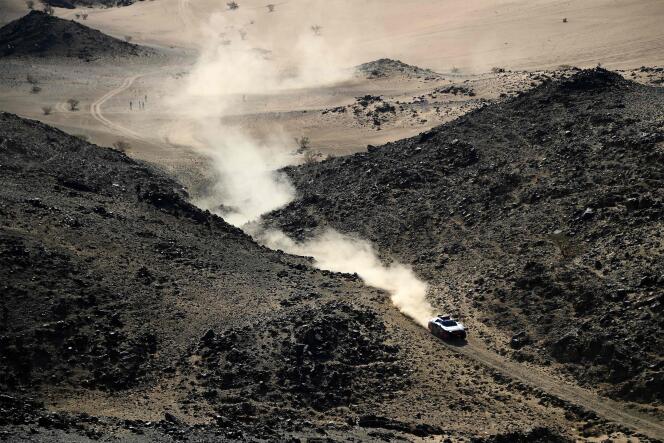 La voiture de Stéphane Peterhansel sur le rallye-raid Dakar 2022 parti de Djedda (Arabie saoudite), le 1er janvier 2022.