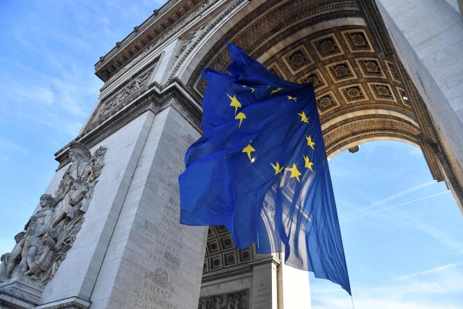 L’Arc de triomphe, à Paris, paré du drapeau européen à l’occasion de l’ouverture de la présidence française du Conseil de l’Union européenne, le 1er janvier 2022.