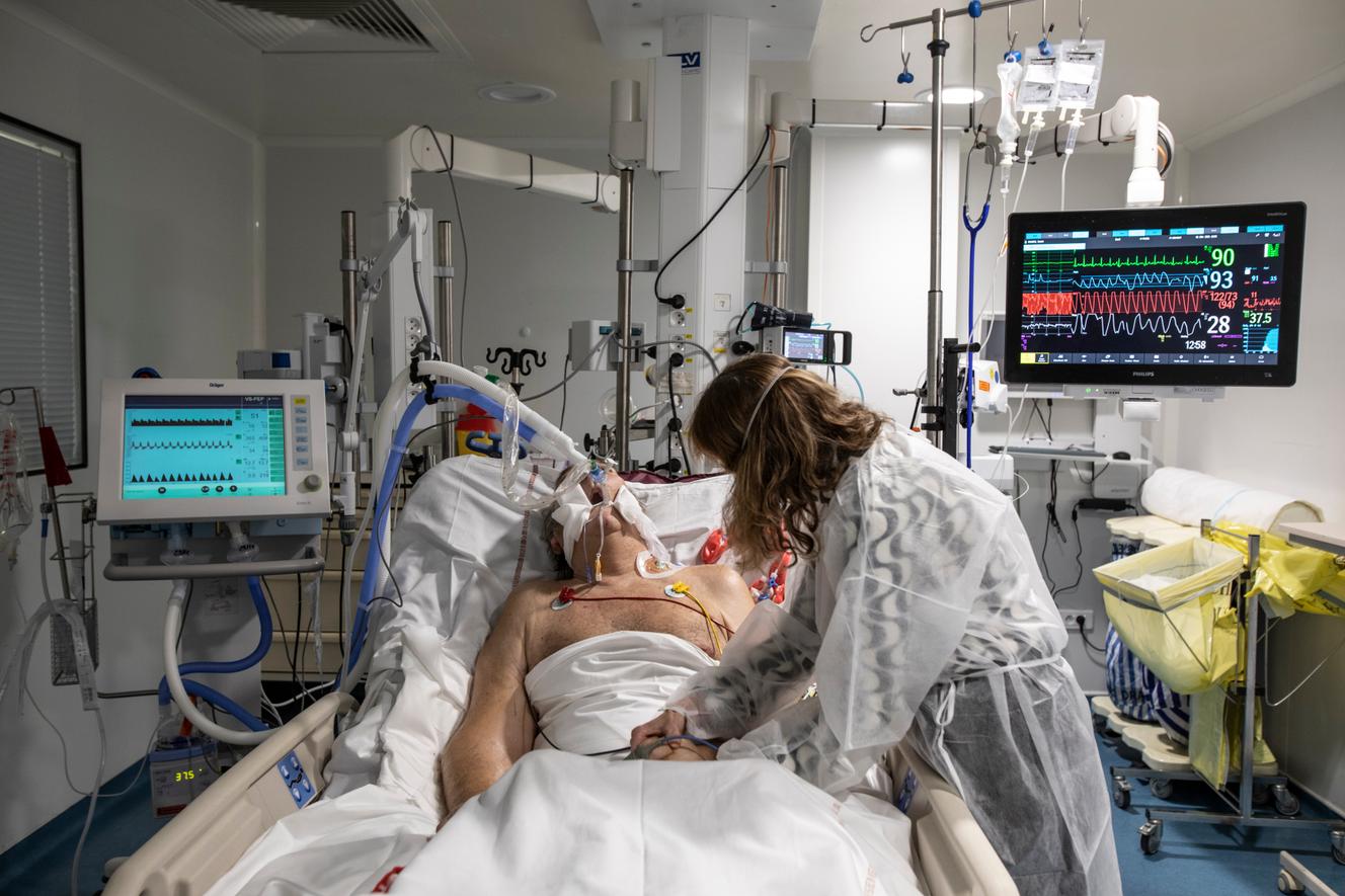 Une femme rend visite à son mari vacciné, atteint du Covid-19 et autres comorbidités, au service de réanimation de l’hôpital Nord de Marseille, le 31 décembre 2021.