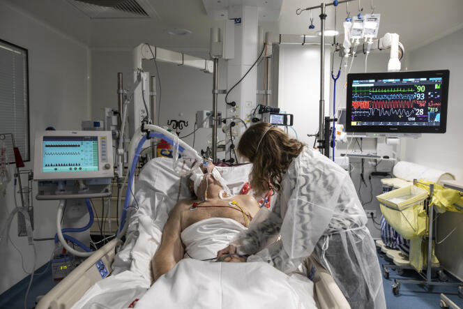 Une femme rend visite à son mari vacciné, atteint du Covid-19 et autres comorbidités, au service de réanimation de l’hôpital Nord de Marseille, le 31 décembre 2021.