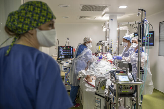 Marine Merono (au centre), au service de réanimation de l’hôpital Nord de Marseille, le 31 décembre 2021.