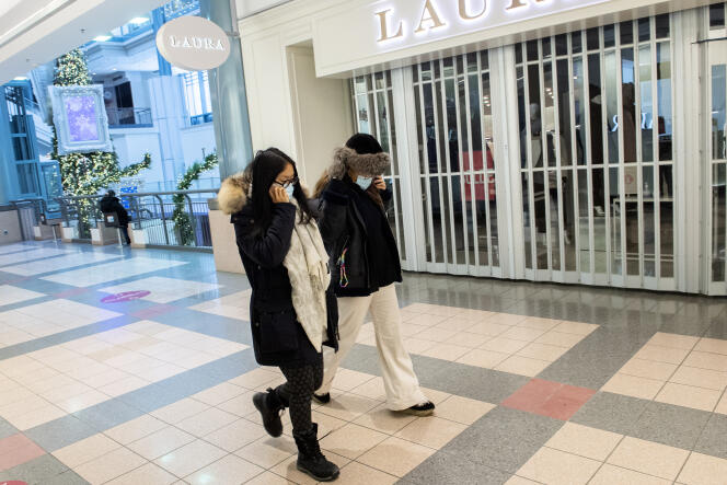 Un magasin fermé, dans un centre commercial de Montréal, le 2 janvier 2022.