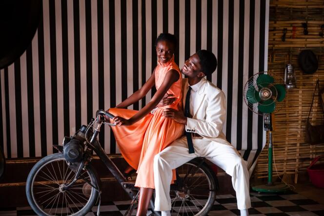 Lara (Alicia Da Luz Gomes) et Samba (Stéphane Bak) dans « Twist à Bamako » (2022), de Robert Guédiguian.