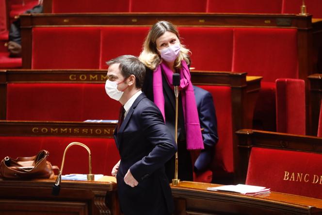 Le ministre de la santé, Olivier Véran, et Yaël Braun-Pivet (LRM) à l’Assemblée nationale, à Paris, le 3 janvier 2022.