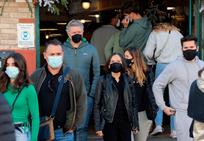 Des passants portent des masques dans les rues de Saint-Jean-de-Luz (Pyrénées-Atlantiques), le 30 décembre 2021.