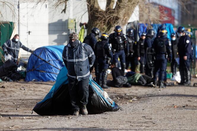 Évacuation d’un camp de migrants dimanche 2 janvier 2022, rue du Beau-Marais à Calais. Des membres des forces de l’ordre et des migrants avaient été blessés lors d’affrontements à cet endroit trois jours auparavant.
