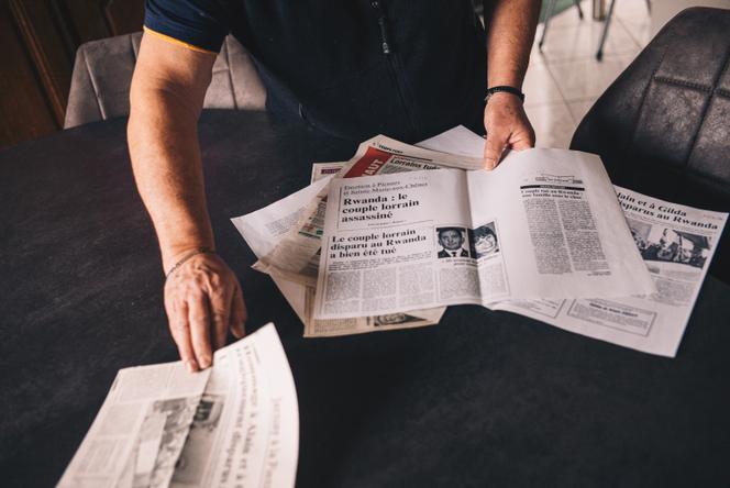 Des coupures de presse qui relatent l'assassinat, au Rwanda, en avril 1994, du gendarme Alain Didot et de son épouse Gilda Didot. A Mance (Meurthe-et-Moselle), le 23 décembre 2021.