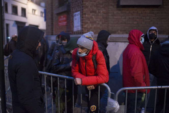 La file d’attente des migrants pour l’enregistrement de leur demande d’asile devant le centre d’arrivée de l’agence belge pour l’accueil des demandeurs d’asile (Fédasil) à Bruxelles, le 29 décembre 2021.