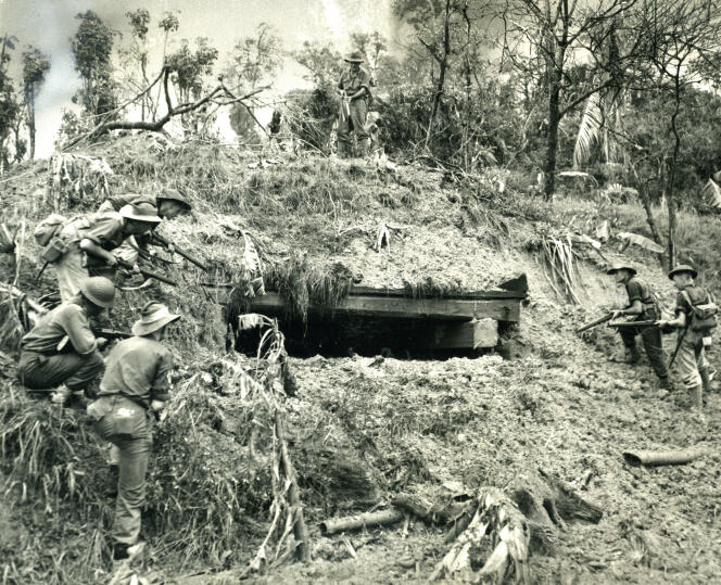 Soldats australiens devant une position japonaise, à Bornéo, en mai 1945.