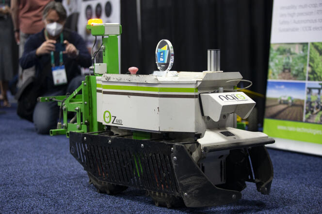 Le robot électrique autonome de Naïo Technologies, consacré à l’agriculture, au Consumer Electronics Show de Las Vegas, lundi 3 janvier.