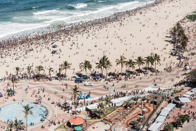 Des milliers de personnes se sont rassemblées le 1er janvier 2022 sur la plage de North Pier à Durban, après la levée du couvre-feu par le gouvernement sud-africain.