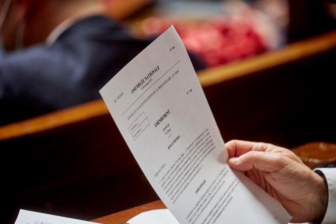 Lecture des amendements lors du débat sur le passe vaccinal et les outils de gestion de la crise sanitaire, à l’Assemblée nationale, à Paris, le 03 janvier 2022.