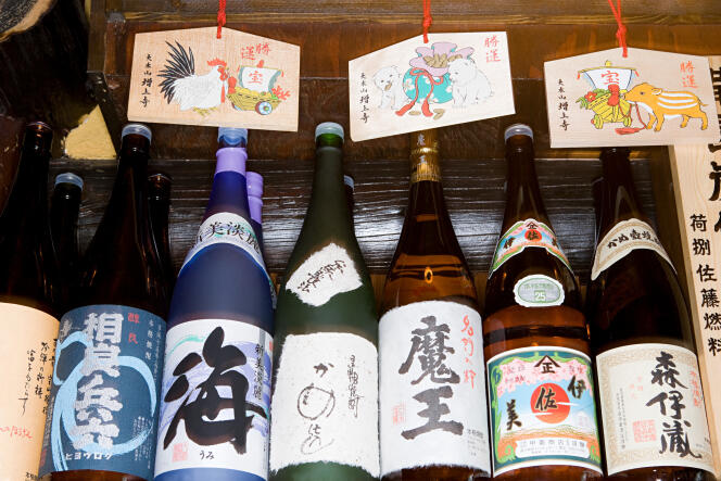 Bouteilles de saké dans un bar à Tokyo.
