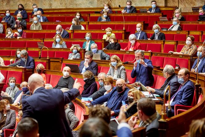 Affrontement entre Marc Le Fur (Les républicains), et Philippe Vigier (MODEM) lors du débat sur le passe sanitaire à l’Assemblée Nationale à Paris, le 3 janvier 2022.