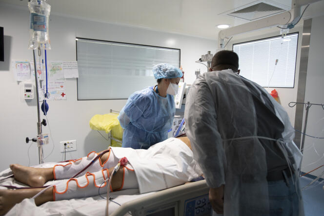 Un patient non vacciné atteint du Covid-19, dans le service de réanimation de l’hôpital Nord de Marseille, le 31 décembre 2021.