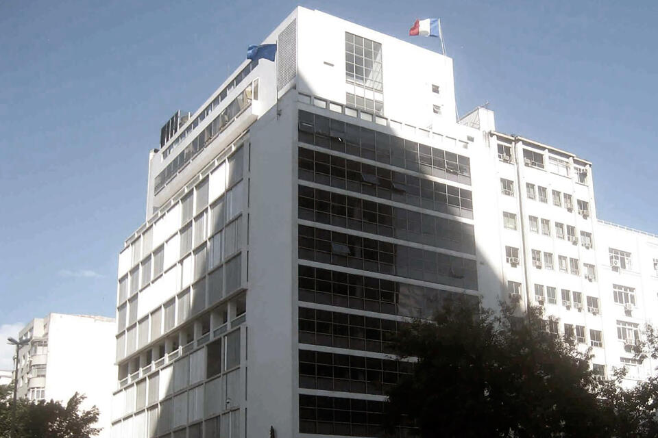 La maison de France est un bâtiment de 13 étages entre 1950 et 1956 par deux architectes Auguste Rendu et Jacques Pilon. Le dernier est également l’auteur de l’Edifício Paulicéia de São Paulo et du Lycée Pasteur de Rio, deux œuvres emblématiques du mouvement moderniste au Brésil.