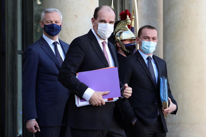 The Minister of the Economy, Bruno Le Maire, the Prime Minister, Jean Castex, and the Minister Delegate in charge of public accounts, Olivier Dussopt, at the exit of the Council of Ministers, Wednesday 5 January.