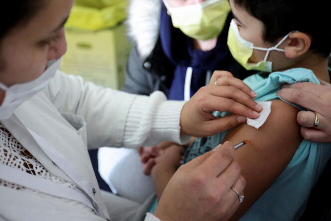 Une soignante vaccine un enfant dans un centre médical aux Pavillons-sous-Bois (Seine-Saint-Denis).