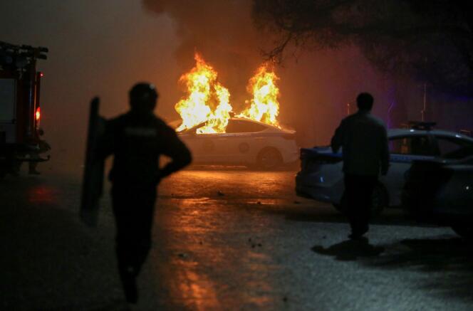 El 5 de enero de 2022, un coche de policía se incendió durante las protestas por los precios de la gasolina en Almaty.