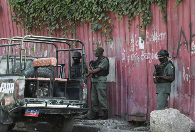Des membres des forces armées d’Haïti près du palais présidentiel, à Port-au-Prince, le 4 janvier 2022.