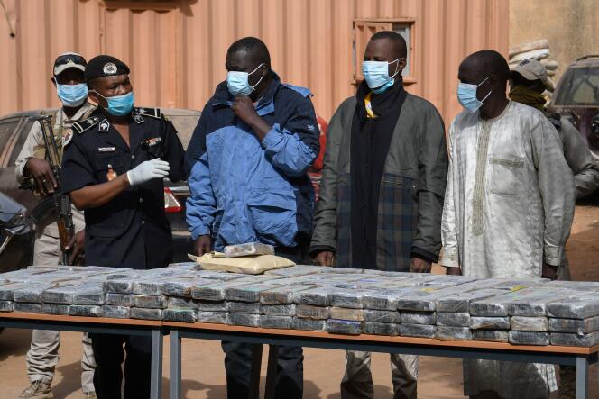 La cocaïne saisie présentée dans les locaux de l’Office central pour la répression du trafic illicite des stupéfiants à Niamey, le 5 janvier 2022.