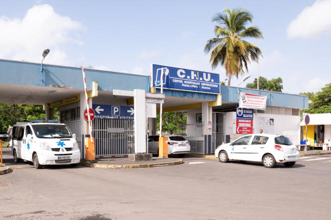 L’entrée du centre hospitalier universitaire (CHU) de Pointe-à-Pitre, en Guadeloupe, le 30 juillet 2021.