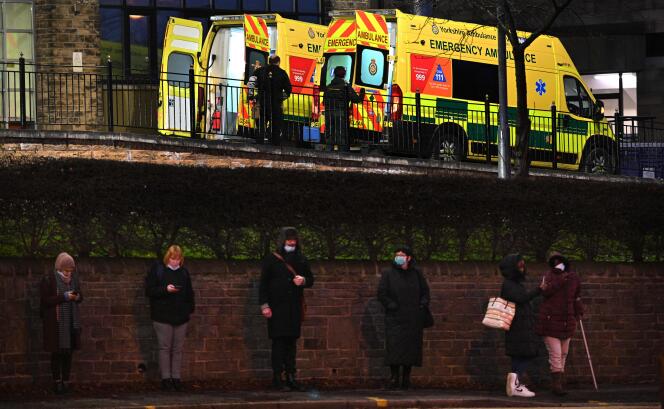Ambulancias frente a la entrada de emergencia del Bradford Royal Infirmary en Bradford (Gran Bretaña), 5 de enero de 2022.